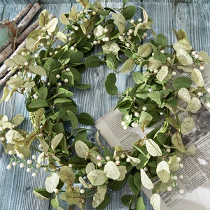 Corona de Eucalipto Artificial CallaFloral, Blanca y Verde, de PVC, para Decoración de Bodas, Varios Tamaños, Decoración del Hogar - Product Image 1