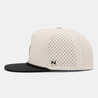 Casquette de golf exclusive structurée à six panneaux, visière plate, badge frontal, perforations laser, respirante, marque privée