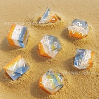 Ensemble de 7 dés polyédriques en résine à noyau liquide Golden Beach avec paillettes de sable à l'intérieur pour jeux de rôle, D&D, COC, TRPG et jeux de table