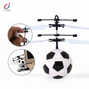 Indução do futebol do futebol de plástico pequeno helicóptero de brinquedo rc bola voando zangão - Product Image 5