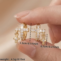 Boucles d'oreilles créoles huggie en laiton plaqué or 18 carats avec micro-pavé de zircone cubique et pendentif double croix religieuse chrétienne pour femme OEM ODM