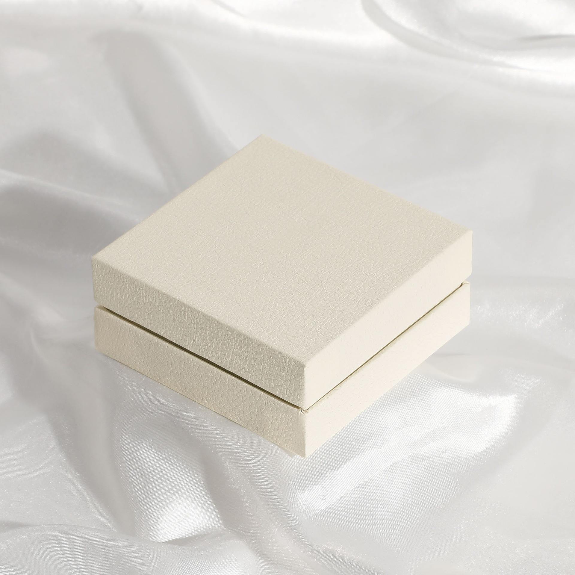 เบจ 9*9*4 ซม.