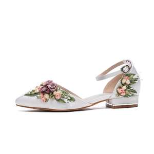 Zapatos de tacón bajo con punta cerrada para mujer de 2,5 cm, zapatos de tacón grueso con correa en el tobillo, zapatos de vestir de boda blancos con flores, sandalias de fiesta de graduación de tacón bajo - Product Image 2
