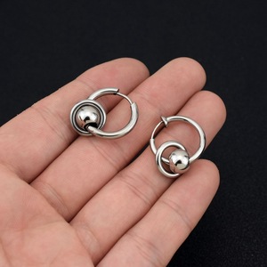 Boucles d'oreilles créoles géométriques plaquées argent au design de niche, en acier inoxydable, unisexe, bijoux de mode, vente en gros, collection 2026 à succès - Product Image 2