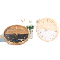 Desain jam dinding kayu kreatif dengan bagian khusus untuk dekorasi rumah
