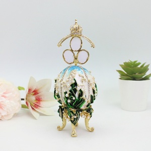SHINNYGIFTS Cadre photo familial 3D en métal plaqué or, motif muguet, orné <span class=keywords><strong>de</strong></span> strass et perles peintes à la main, œuf <span class=keywords><strong>de</strong></span> Pâques décoratif pour la maison - Product Image 4