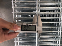 Op maat gemaakte 3D gebogen gelaste metalen omheining, warmtebehandeld, hoogbeveiligd, gepoedercoat voor eenvoudige installatie, geschikt voor tuin & villa.