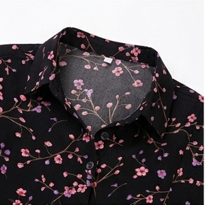 Blusa Casual Estampada con Flores Negras para Mujer, Blusa de Moda de Manga Corta, Proveedor Mayorista para Boutiques y Minoristas - Product Image 3