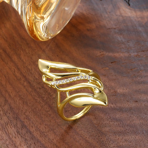 Anello Dorato Curvo Traforato per Donne, Gioiello da Dito alla Moda in Stile Europeo e Americano - Product Image 3