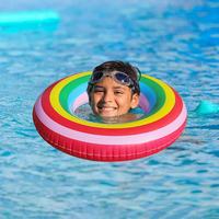 Bouées gonflables en PVC à motifs arc-en-ciel personnalisées pour les fêtes de piscine en famille estivales, garantissant la sécurité des enfants