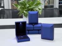 Boîte à bijoux LED bleue avec logo personnalisé pour l'emballage et la présentation de colliers de luxe