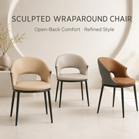 Chaise de salle à manger à dossier ouvert, enveloppante, en cuir bicolore beige cognac, pieds noirs mats