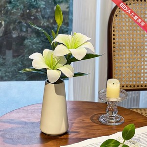 Fleur artificielle Lily en vase en céramique, effet hydratant, décoration d'intérieur pour salon, chambre à coucher, ornement de table - Product Image 1