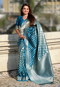 ผ้าไหมบาแนราซีเนื้อนุ่ม สีน้ำเงิน ประดับด้วยงานปักดิ้นทอง 3 มิติ โดดเด่น เหมาะสำหรับงานแต่งงานและงานเทศกาล ด้วยดีไซน์ 3 มิติ ให้ความสง่างามแบบดั้งเดิมเหนือกาลเวลา - Product Image 6