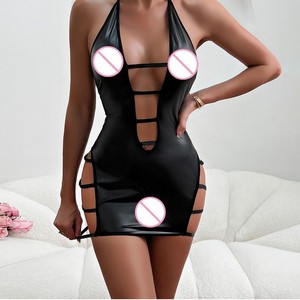 Les plateformes de commerce électronique transfrontalières comme AliExpress et Europe proposent des lingerie en similicuir à col halter, ajourées et cloutées en PU. - Product Image 2