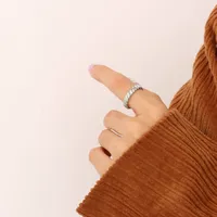 Gedrehter Croissant-Design Edelstahl Mode-Ring Polierter Vergoldeter Fingerring Schmuck für den Alltag
