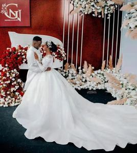 Nuevos Vestidos de Novia al por Mayor de Moda Real Bohemio con Encaje, Manga Larga, Estampado Floral, Personalizados, con Cola Capilla y Silueta Línea A - Product Image 3