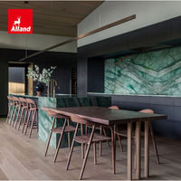 Meuble de cuisine sur mesure Alland en laque noire avec panneau plat et crédence en marbre bleu-vert, extension de table îlot