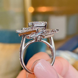 Anello Geometrico Intrecciato per Donne, Gioiello da Dito Moderno e alla Moda - Product Image 6