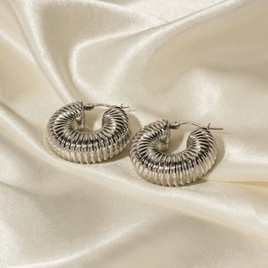 Boucles d'oreilles créoles pendantes tendance en acier doré, forme géométrique ronde - Product Image 3