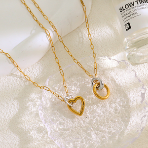 Collana Minimalista da Donna con Doppio Cuore Geometrico in Acciaio Inossidabile Placcato Oro 18K Antiossidante Bicolore Intrecciato - Product Image 2