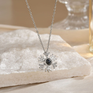 Collana con Proiezione 'Ti Amo' in 100 Lingue, Catena in Rame e Bambù, Stile Semplice ed Elegante per Donne, Tendenza Instagram - Product Image 3
