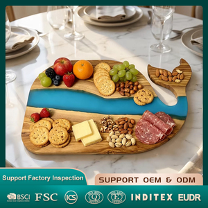 Planche à découper en bois d'olivier en forme de baleine et résine époxy bleue, pour la cuisine et les restaurants - Product Image 2