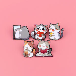 Эмалированная брошь в виде котенка - Product Image 1