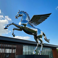 Sculpture de cheval volant en acier inoxydable moderne et sur mesure, grande taille, peinte sur mesure pour la décoration de la maison