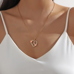 Collier chaîne avec pendentif lettre initiale en forme de cœur floral, style gothique anglais ancien, plaqué or 18 carats, pavé de zirconiums cubiques, pour femme, modèle NZ1695 - Product Image 1