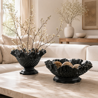 Vase en céramique noir mat avec texture gaufrée et bord festonné, sur piédestal, pour table console et décoration intérieure