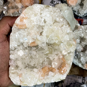 Venta al por mayor de especímenes de cristal mineral natural: Apofilita en bruto con racimo de zeolita para artesanías decorativas - Product Image 4