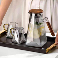 Vente en gros de carafe en verre borosilicate haute résistance personnalisée de 63 oz, pichet en verre résistant à la chaleur, bouilloire avec couvercle en noyer pour un usage domestique