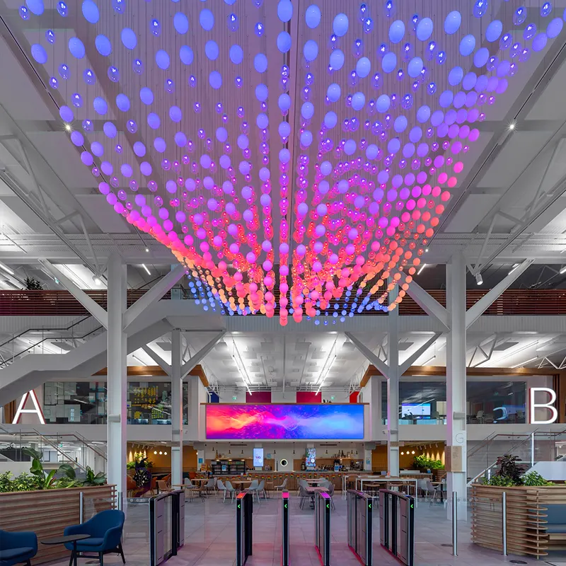 Centre commercial d'aéroport Lustre dans le hall Dispositif de programmation dynamique Éclairage de réception Lustre personnalisé Haut de gamme Bar Club LED