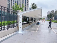 Auvent de stationnement pour voitures et bus, structure en acier durable sur mesure, toit en toile membrane PVDF imperméable, protection solaire
