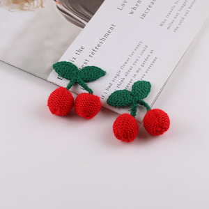กิ๊บติดผมปอมปอมเชอร์รี่สีแดงถักไหมพรม อุปกรณ์ตกแต่งผ้า ทำมือ วัสดุทำเครื่องประดับ DIY อุปกรณ์งานฝีมือ - Product Image 1