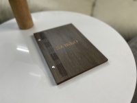 Menu de boissons en similicuir à feuilles mobiles, avec couverture en bois de teck léger et fin, logo personnalisé en relief doré, format A5, pour restaurant et café, fixation par vis