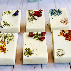 Savon artisanal au beurre de karité, anti-fongique naturel, parfumé à la freesia et à l'abricot, anti-acné, nettoyage en profondeur, biologique, pressé à froid, végan - Product Image 3