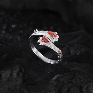 Anillo de bodas Chapado en platino para mujer, anillo abierto Chapado en plata de ley, garra de León, textura de circón rojo para mujer - Product Image 4
