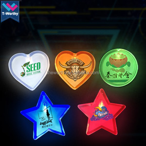 T-Worthy ป้าย LED ดาว PIN โลโก้ที่กําห<span class=keywords><strong>น</strong></span>ดเองของขวัญส่งเสริมการขาย LED กระพริบ Pin รอบ / หัวใจ / รูปดาวเรืองแสง LED ป้าย - Product Image 3