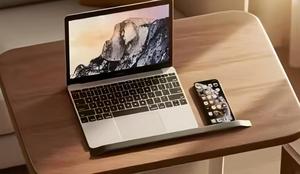 Scrivania per Laptop in Legno Moderna Regolabile in Altezza e Ribaltabile, per Uso sul Comodino o Divano, Perfetta Anche Come Tavolino Laterale o Tavolino da Caffè - Product Image 6