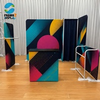 Stand d'exposition modulaire 10x10 pieds avec étagères de présentation à trois niveaux et espace de dressing privé