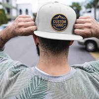 Écusson brodé rond bleu marine avec logo personnalisé et bordure dorée, motif montagne, thermocollant pour veste et chapeau, étiquette de marque, fabricant OEM