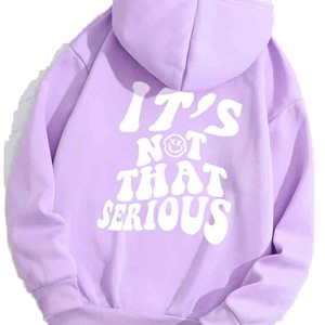 เสื้อฮู้ดลายกราฟิกสีม่วงไลแลคสำหรับทุกเพศ |   "มันไม่ได้ร้ายแรงขนาดนั้น" เสื้อสเวตเชิ้ตติดสโลแกน |   เสื้อพูลโอเวอร์ขนาดใหญ่ลายตัวอักษรแบบคลื่นย้อนยุค - Product Image 1