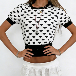 Crop top jeune et coquin avec motif cœur bicolore, col rond, manches courtes et taille cintrée pour un look ajusté - Product Image 2