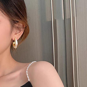 Boucles d'oreilles dorées E4776 avec fausses perles blanches, design géométrique, style minimaliste pour un usage quotidien féminin - Product Image 5