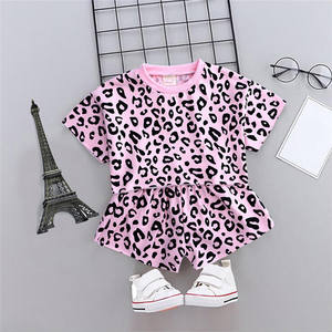 Vente en gros en ligne, vêtements pour bébés tendance de l'été, ensemble t-shirt et short imprimé léopard pour fille - Product Image 3