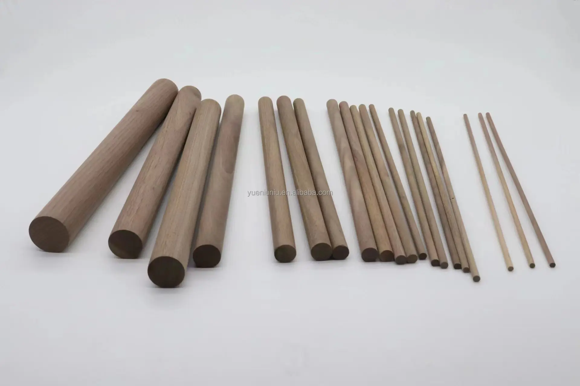 Palo de madera maciza de varios tamaños para palos redondos de madera de nogal sin terminar en blanco