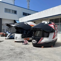 Escultura de Casco de Motocicleta Gigante Personalizada de Fibra de Vidrio, Instalación Artística para Exteriores, Decoración para Cafeterías y Plazas Comerciales