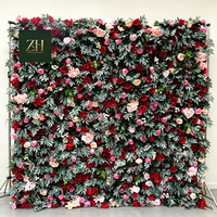 Arrangement floral mural fait main bleu, jaune, blanc, rose et feuilles vertes pour la décoration d'hôtels et de mariages